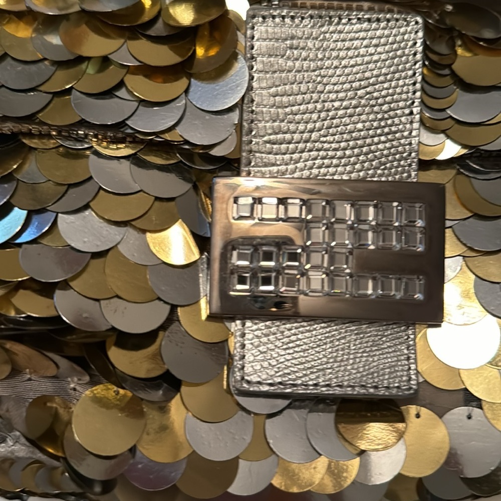 Fendi baguette handbag is gorgeous and in excellent condition